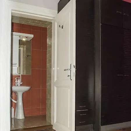 Alterna Hostel *